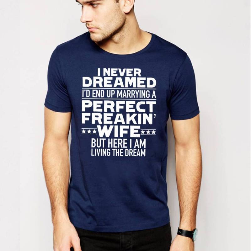 Ich Habe Nie Geträumt, Ich Würde Am Ende Heiraten Eine Perfekte Freakin' Frau Lustiges Geschenk Für Mann Unisex Kurzarm T-Shirt von AwesomeTeeDesigns
