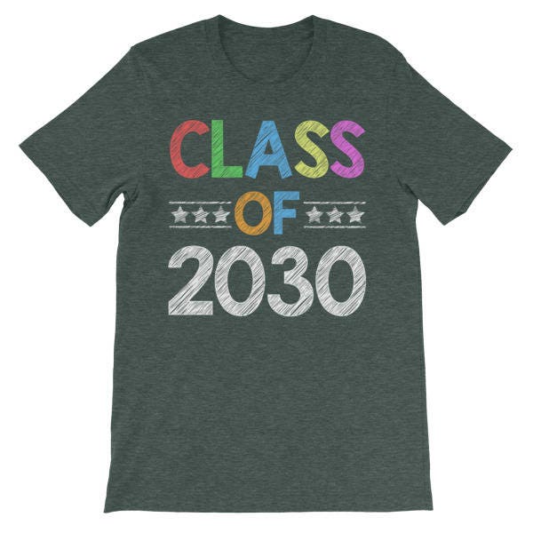 Klasse Von 2030 T-Shirt - Zukunft Kindergarten Absolventen Shirt Unisex Kurzarm T-Shirt von AwesomeTeeDesigns