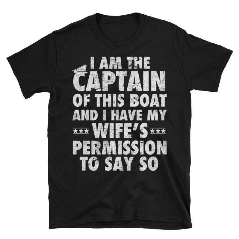 Lustiges Geschenk Für Ehemann Vater - Ich Bin Der Kapitän Dieses Bootes Mit Meinen Frauen Erlaubnis Kurzarm Unisex T-Shirt von AwesomeTeeDesigns