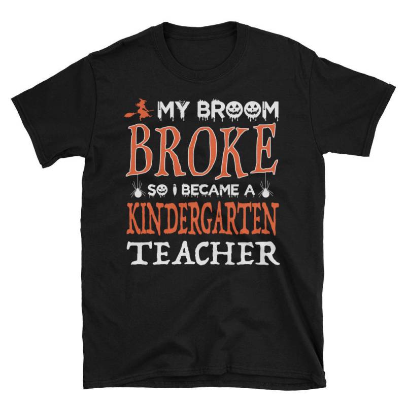 Mein Besen Brach So Wurde Ich Ein Kindergarten Lehrer Lustige Hexe Halloween Kostüm Kurzarm Unisex T-Shirt von AwesomeTeeDesigns