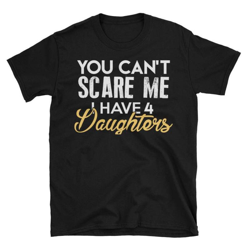 Sie Können Nicht Erschrecken Mich Habe Ich 4 Töchter Lustiges Geschenk Für Mama Und Papa Kurzarm Unisex T-Shirt von AwesomeTeeDesigns