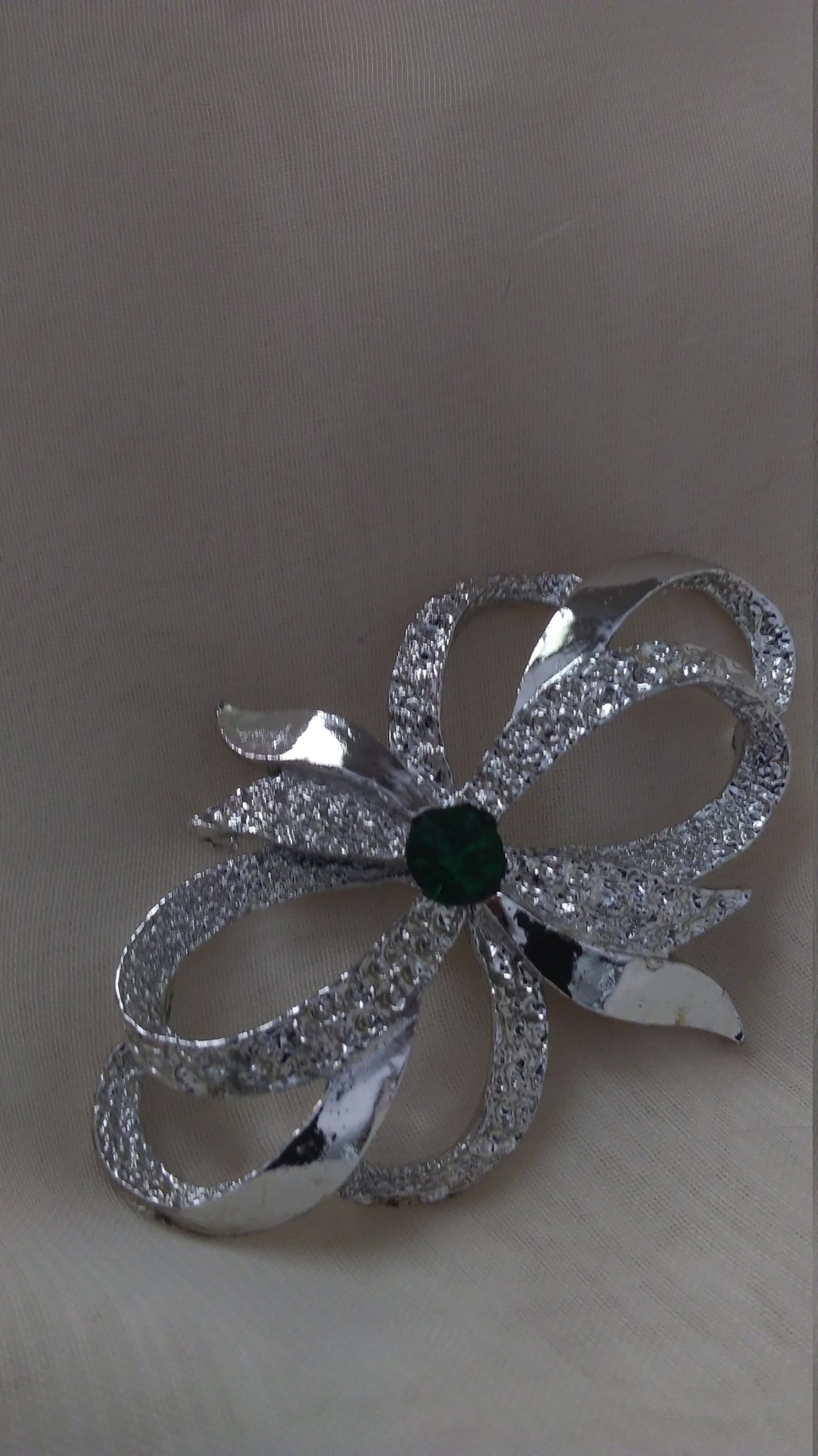 Vintage Brosche Aus Den 70Er Jahren Von Gerry's. Sie Hat Einen Grünen Straßstein in Der Mitte von AwesomeVintageCorp