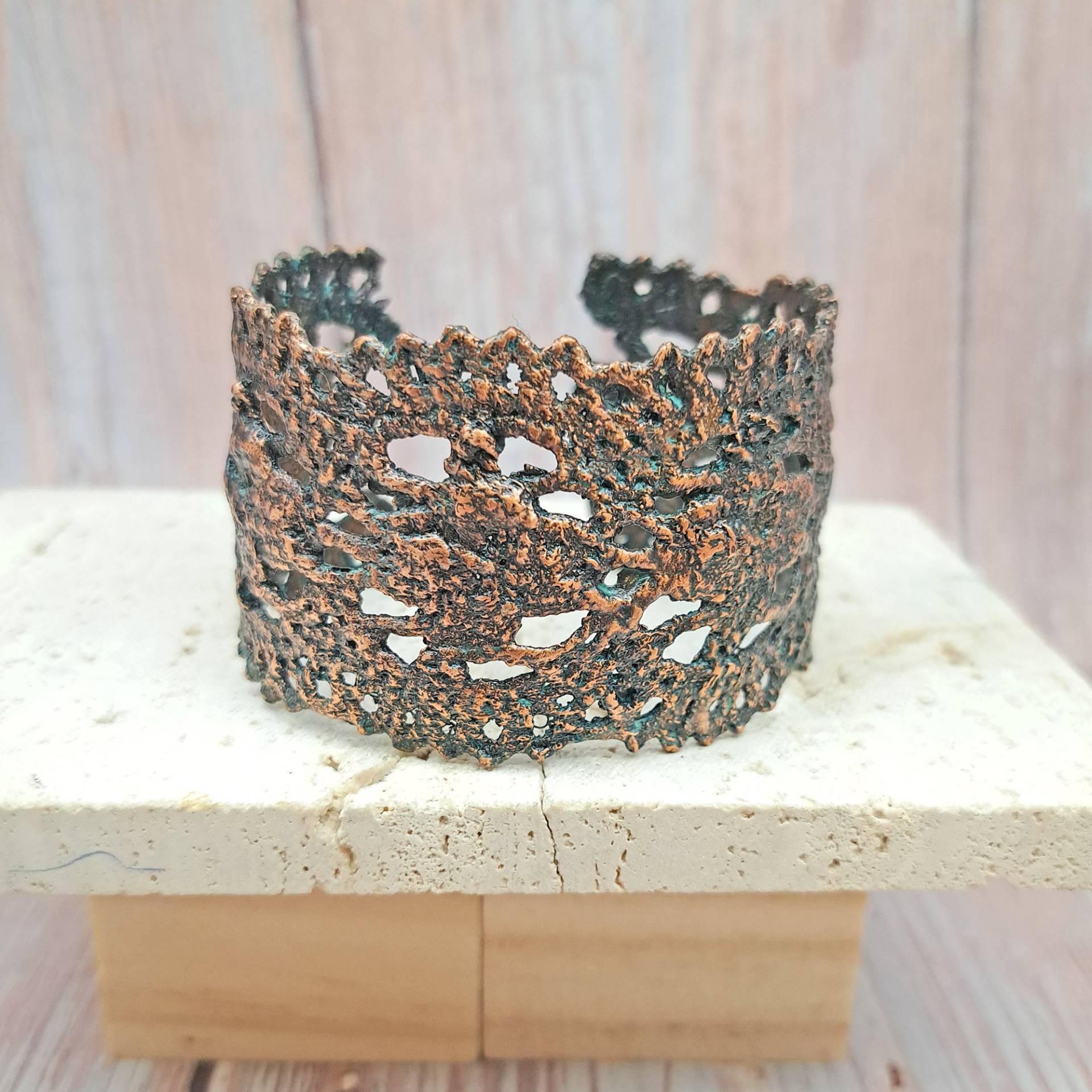 Elektrogeformtes Spitzenband Grün Kupfer Manschette Elektrogeformtes Spitzenband Grün Kupfer Manschette von Awesomestuffbydez