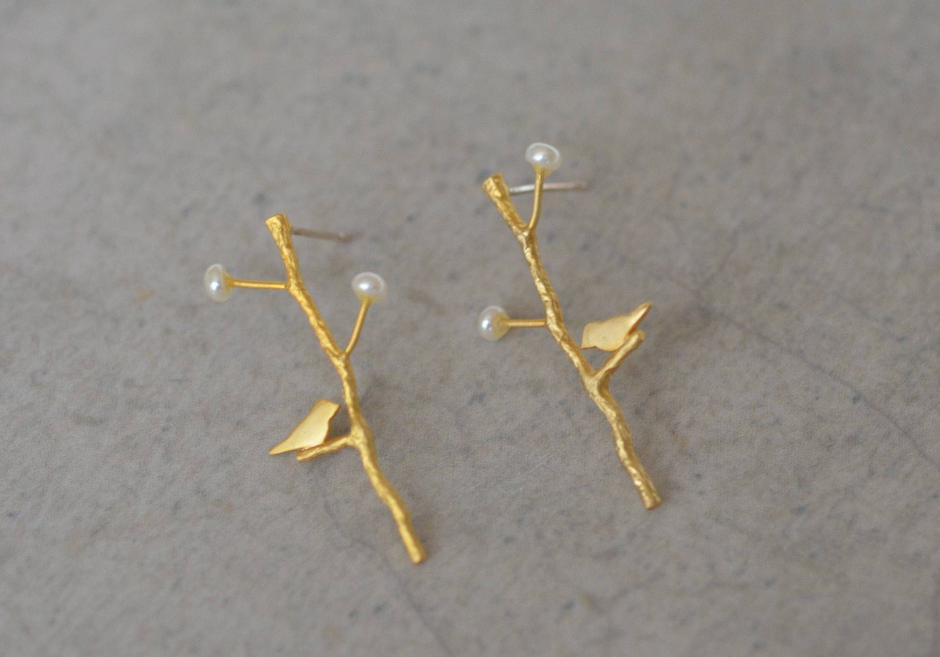 Gold Vogelzweig Ohrringe Sterling Silber Ohrstecker, Süßwasserperle Gold Vogelzweig Ohrringe Sterling Silber Ohrstecker, Süßwasserperle von AwokenJewellery