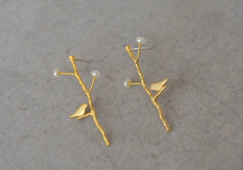 Gold Vogelzweig Ohrringe Sterling Silber Ohrstecker, Süßwasserperle Gold Vogelzweig Ohrringe Sterling Silber Ohrstecker, Süßwasserperle von AwokenJewellery