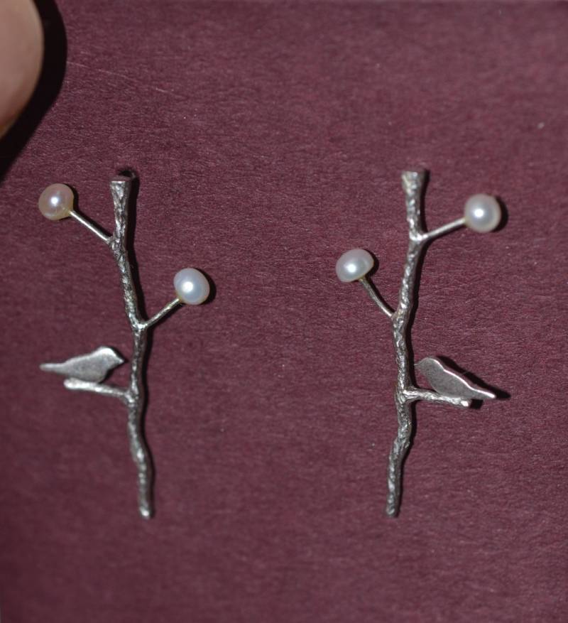 Silberne Vogel-Ohrstecker Zweig, Süßwasserperle - 3 cm Silberne Vogel-Ohrstecker Zweig, Süßwasserperle - 3 cm von AwokenJewellery