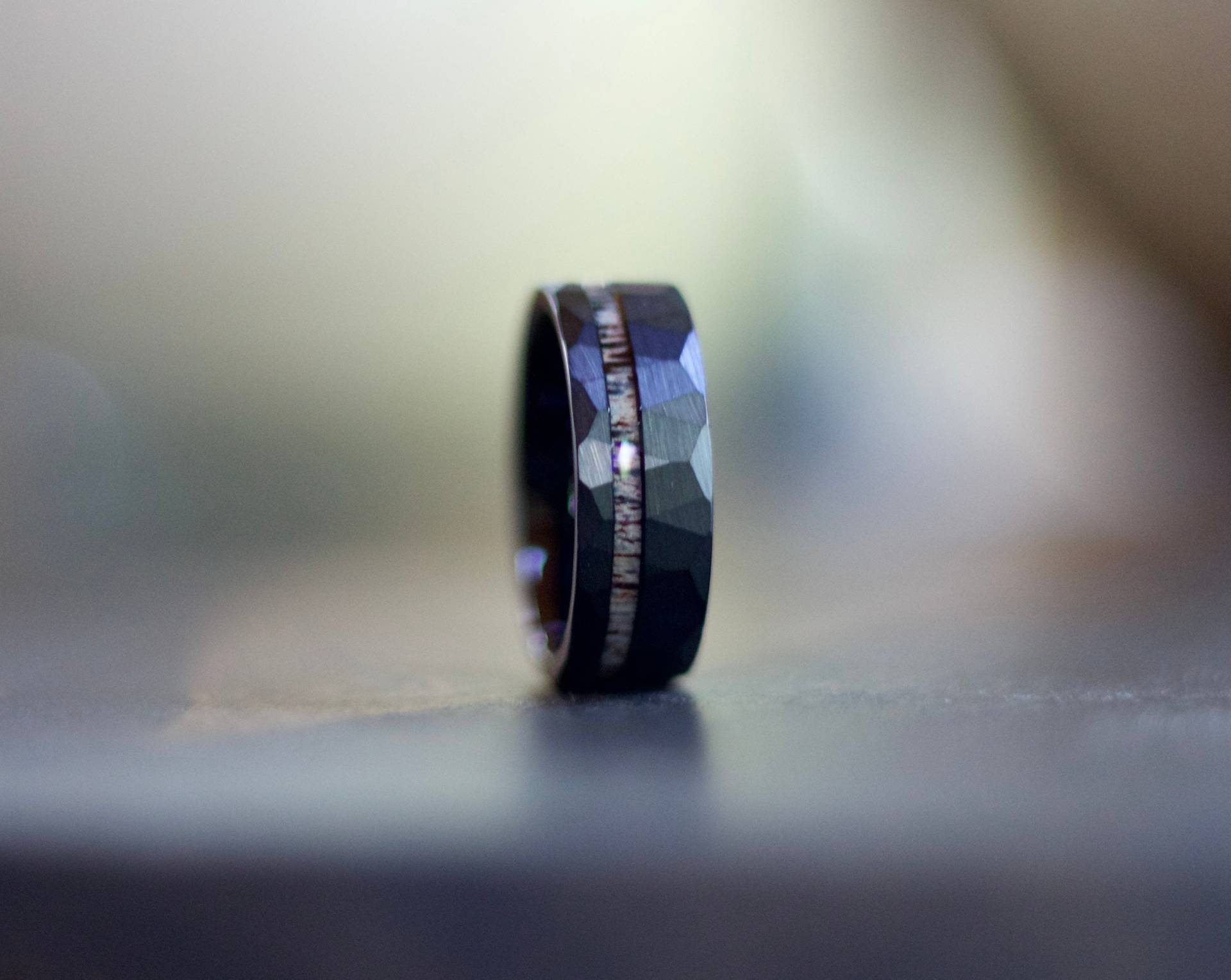 Herren Gehämmert Wolfram Ehering Schwarzes Mit Geweih Inlay Schwarzer Ring Für Männer Holz von AxMen