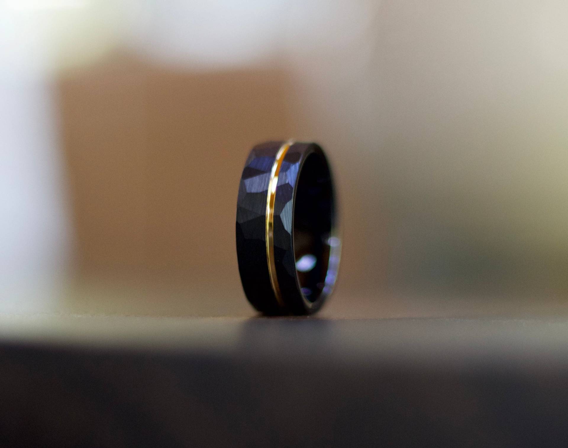 Herren Gehämmerter Wolfram Ehering Schwarzer Mit Rose Gold Inlay Ring Für Männer Frauen Schwarzes Band Herrenringe von AxMen