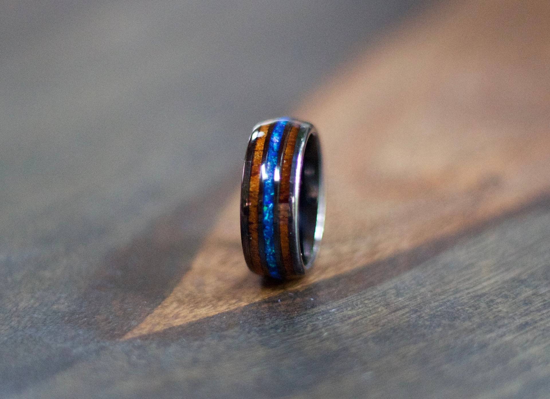 Herren Gunmetal Ehering Mit Crushed Blue Opal Koa Holz Inlay Ring Wasserdichter von AxMen