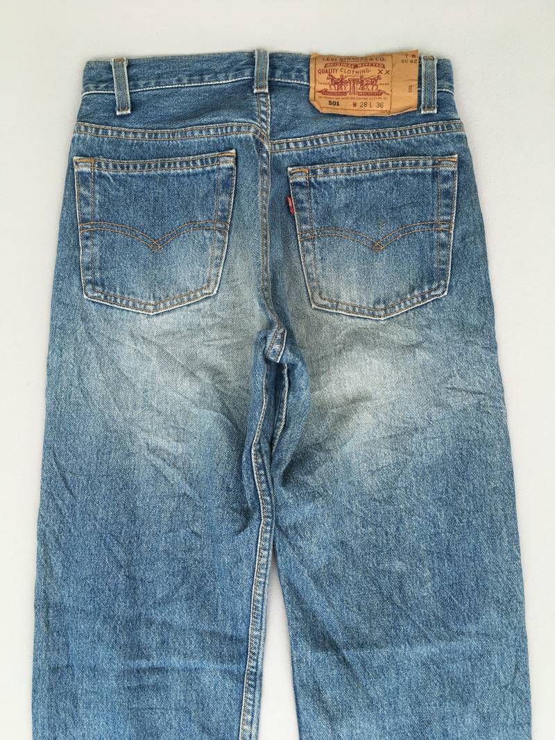Größe 25 Vintage 90Er Jahre Levis 501 Damen Jeans Hohe Taille Usa Faded Dirty Light Washed Distressed Mom von AxeVin