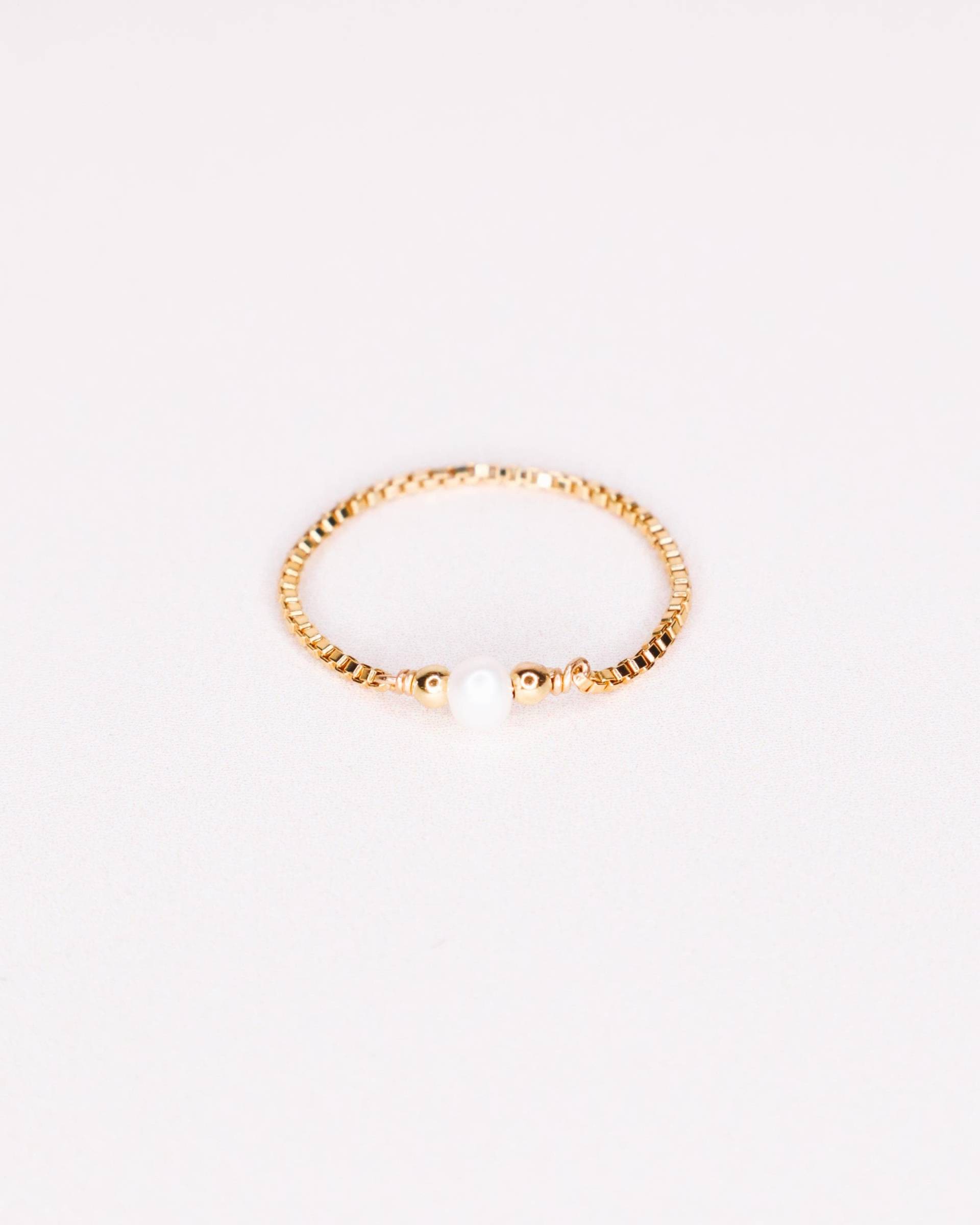 Ellé - Weiß, Kettenring, Zuchtperlenring, Charms-Ring, Feiner Ring, Eleganter Weihnachtsgeschenkschmuck von AxelleJoly