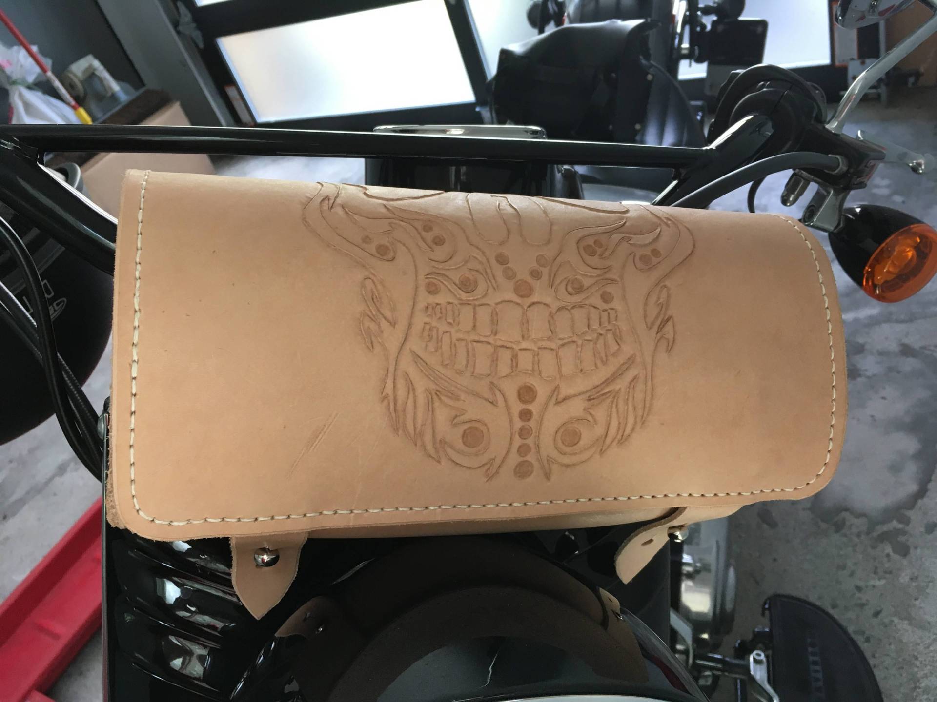 Handgemäldeter Leder Totenkopf Motorrad Gabel Tasche Handgemäldeter Leder Totenkopf Motorrad Gabel Tasche von AxleLeather