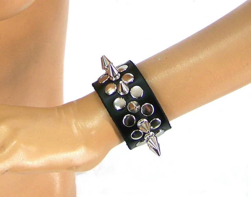 Halb Metall Punk Lederarmband Mit Spikes Halb Metall Punk Lederarmband Mit Spikes von Axovus