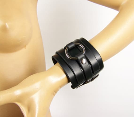 Leder O Ring Schnalle Armband von Axovus