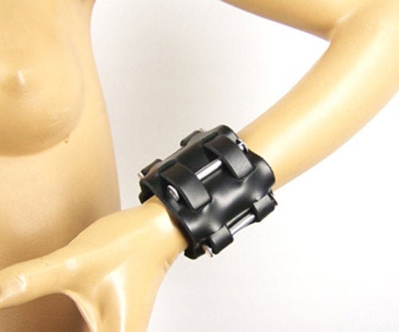 Leder Und Schrauben Armband Leder Und Schrauben Armband von Axovus