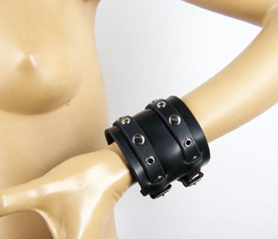 Nieten Und Ösen Schnalle Armband Nieten Und Ösen Schnalle Armband von Axovus