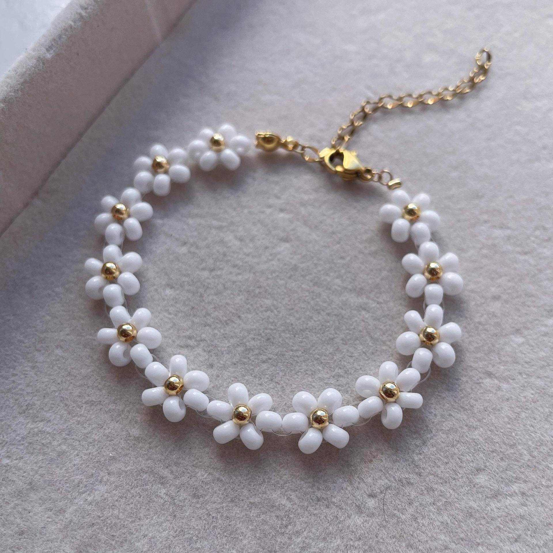 Daisy Bracelet, Beaded White Flower, Weißes Armband, Perlenarmband Personalisiert, Blumenarmband, 18K Vergoldet Daisy Bracelet, Beaded White Flower, Weißes Armband, Perlenarmband Personalisiert, Blumenarmband, 18K Vergoldet von AxunaDesignShop