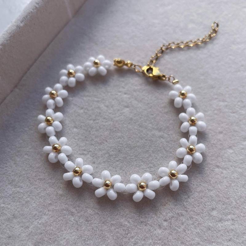 Daisy Bracelet, Beaded White Flower, Weißes Armband, Perlenarmband Personalisiert, Blumenarmband, 18K Vergoldet von AxunaDesignShop