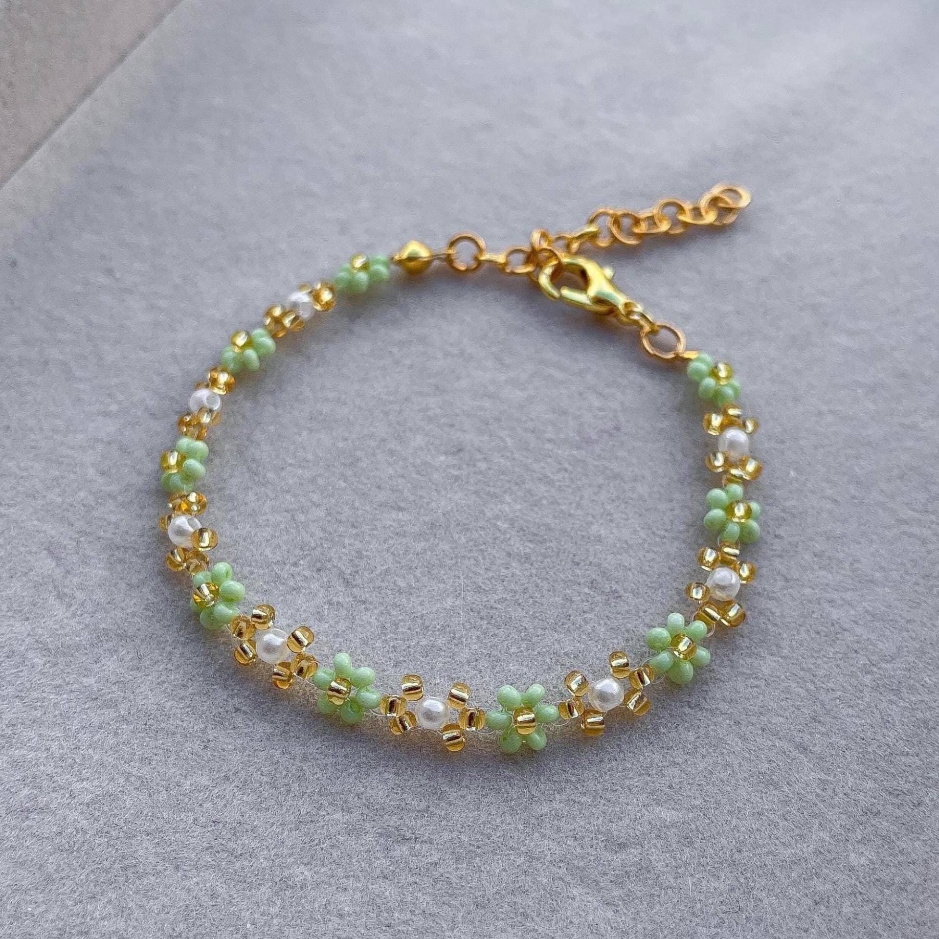 Daisy Bracelet, Gänseblümchen, Bridgerton Schmuck, Perlenarmband, Grüne Blumen, Armband Für Sie, Weihnachtsgeschenk, Geburtstagsgeschenk Daisy Bracelet, Gänseblümchen, Bridgerton Schmuck, Perlenarmband, Grüne Blumen, Armband Für Sie, Weihnachtsgeschenk, Geburtstagsgeschenk von AxunaDesignShop