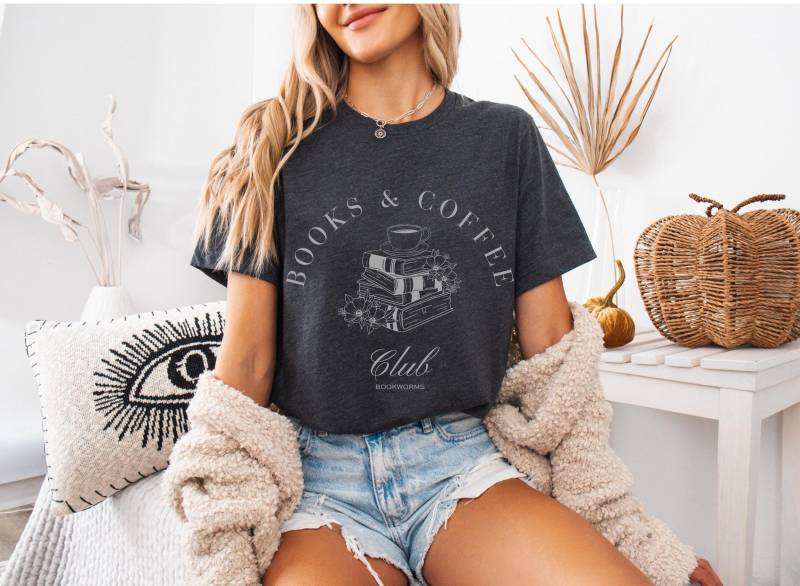 Kaffee Und Buch Shirt, Geschenk Bücherwurm, T-Shirt, Bücherliebe, Buchstaben Bibliothekar Buchliebhaber Booktok Kaffee Und Buch Shirt, Geschenk Bücherwurm, T-Shirt, Bücherliebe, Buchstaben Bibliothekar Buchliebhaber Booktok von AyBCdesign