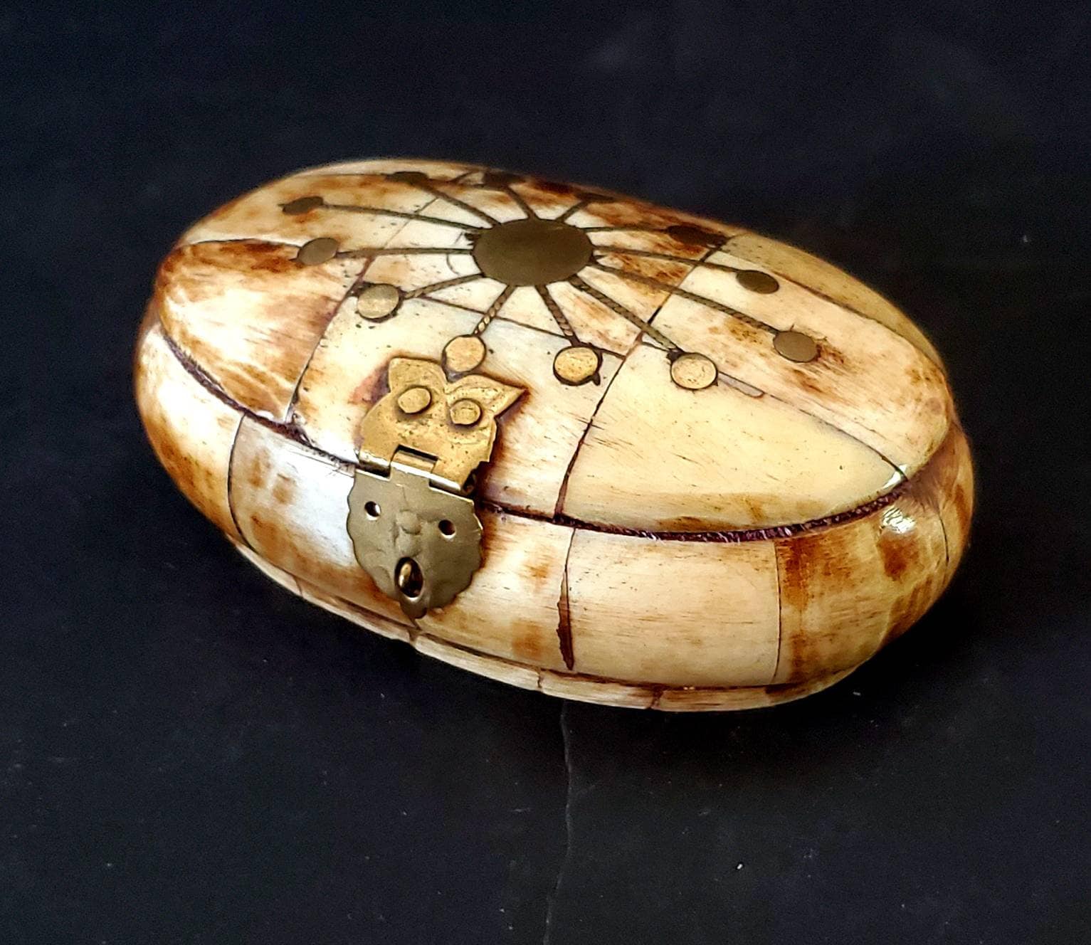 Vintage Messing Eingelegte Kamelknochen Oval Trinket Box Mit Eule Verschluss von AyCarambaGifts