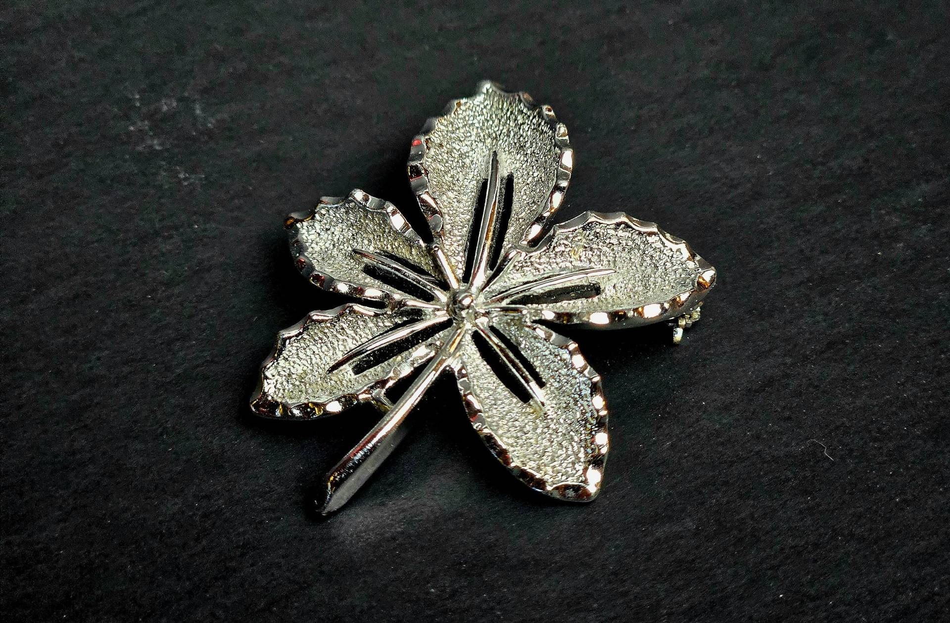Vintage Sarah Coventry Silber Strukturierte Efeu Blatt Brosche Pin C1968 Modeschmuck von AyCarambaGifts