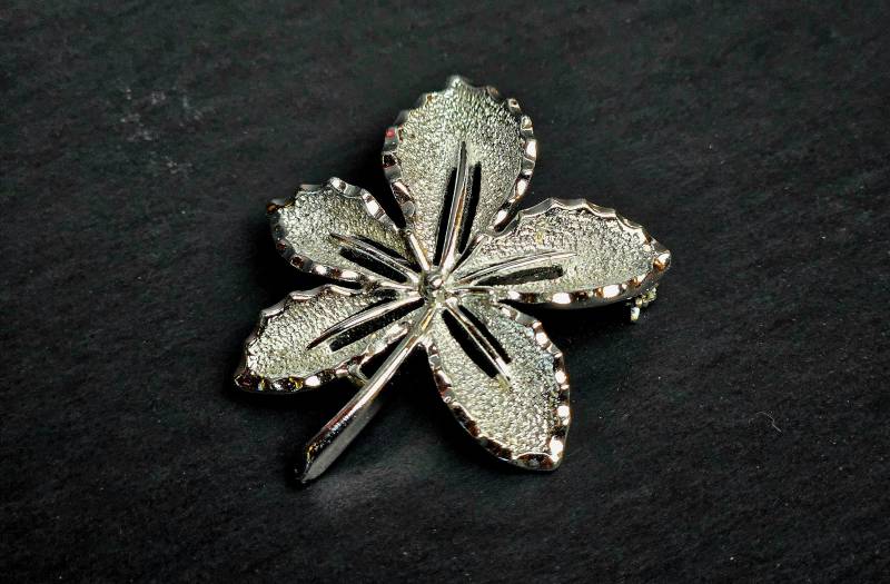 Vintage Sarah Coventry Silber Strukturierte Efeu Blatt Brosche Pin C1968 Modeschmuck Vintage Sarah Coventry Silber Strukturierte Efeu Blatt Brosche Pin C1968 Modeschmuck von AyCarambaGifts