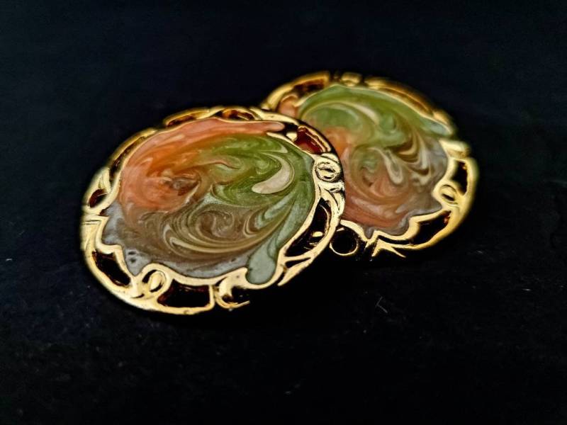 Wirbel Emaille Knopf Gold Ton Filigrane Ohrringe von AyCarambaGifts