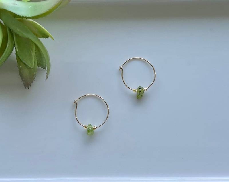 Peridot Hoop Ohrringe/Gold Kristall Perlen Edelstein Creolen Roh Peridot Hoop Ohrringe/Gold Kristall Perlen Edelstein Creolen Roh von AyaKazari