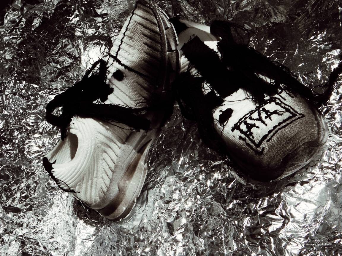 Sneakers, Schwarz Und Weiß, Gezogene Hand, Abstrakte Linie, Zerrissene Stoffe, Dunkelsilber Stoff, Spray Sneakers, Schwarz Und Weiß, Gezogene Hand, Abstrakte Linie, Zerrissene Stoffe, Dunkelsilber Stoff, Spray von AyaPimpXXX