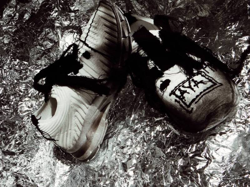 Sneakers, Schwarz Und Weiß, Gezogene Hand, Abstrakte Linie, Zerrissene Stoffe, Dunkelsilber Stoff, Spray von AyaPimpXXX