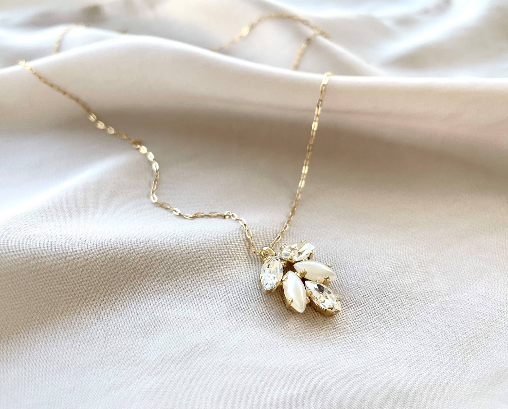 Perlen Und Kristalle Zierliche Halskette von Ayajewellery