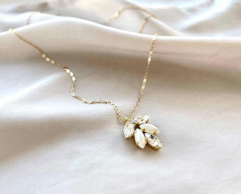 Perlen Und Kristalle Zierliche Halskette von Ayajewellery