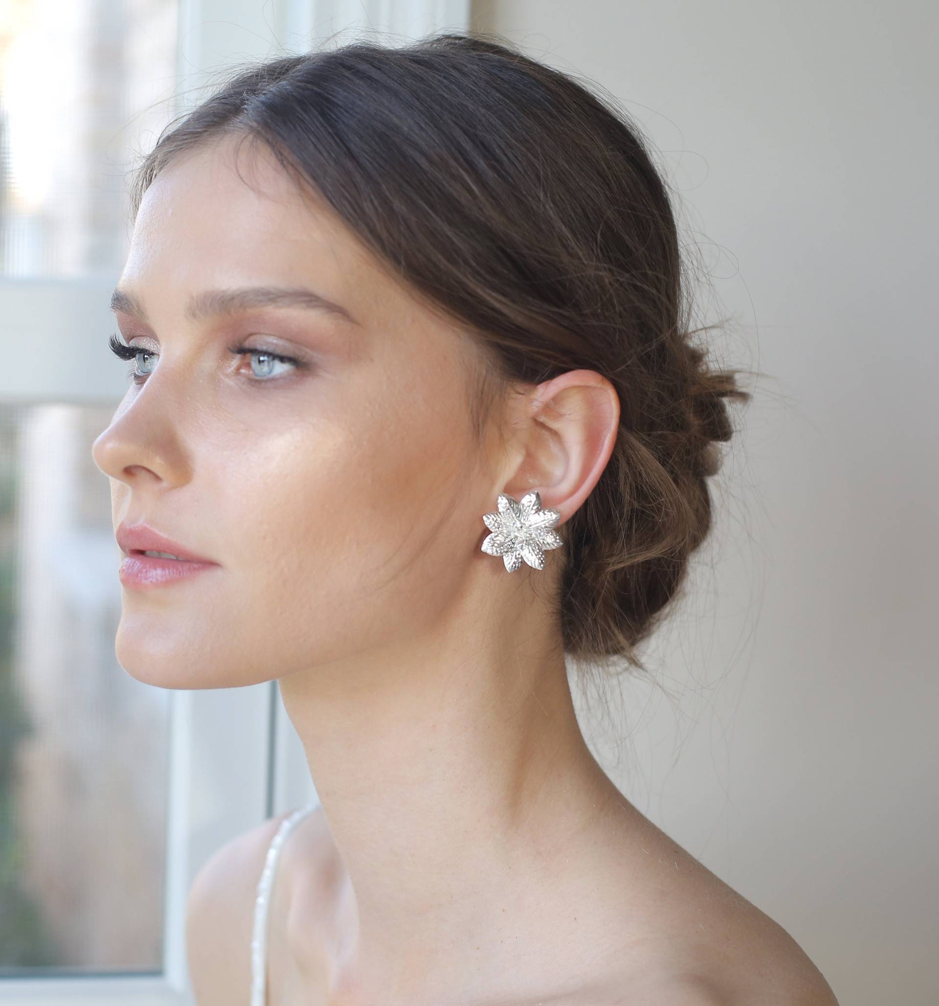 Silber Oder Goldfarbene Blumenohrringe von Ayajewellery