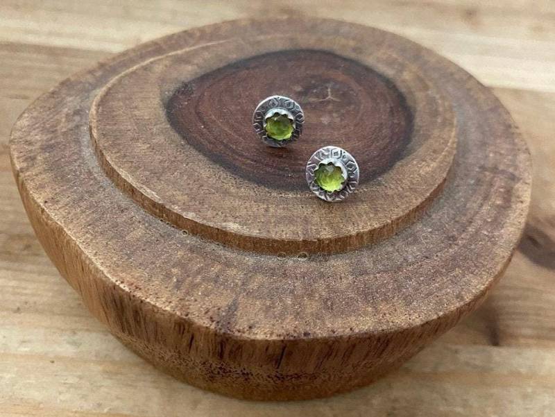 Peridot Ohrstecker, Grüne August Birthstone, Sterling Silber Rustikal Ohrstecker von AyalaBinor