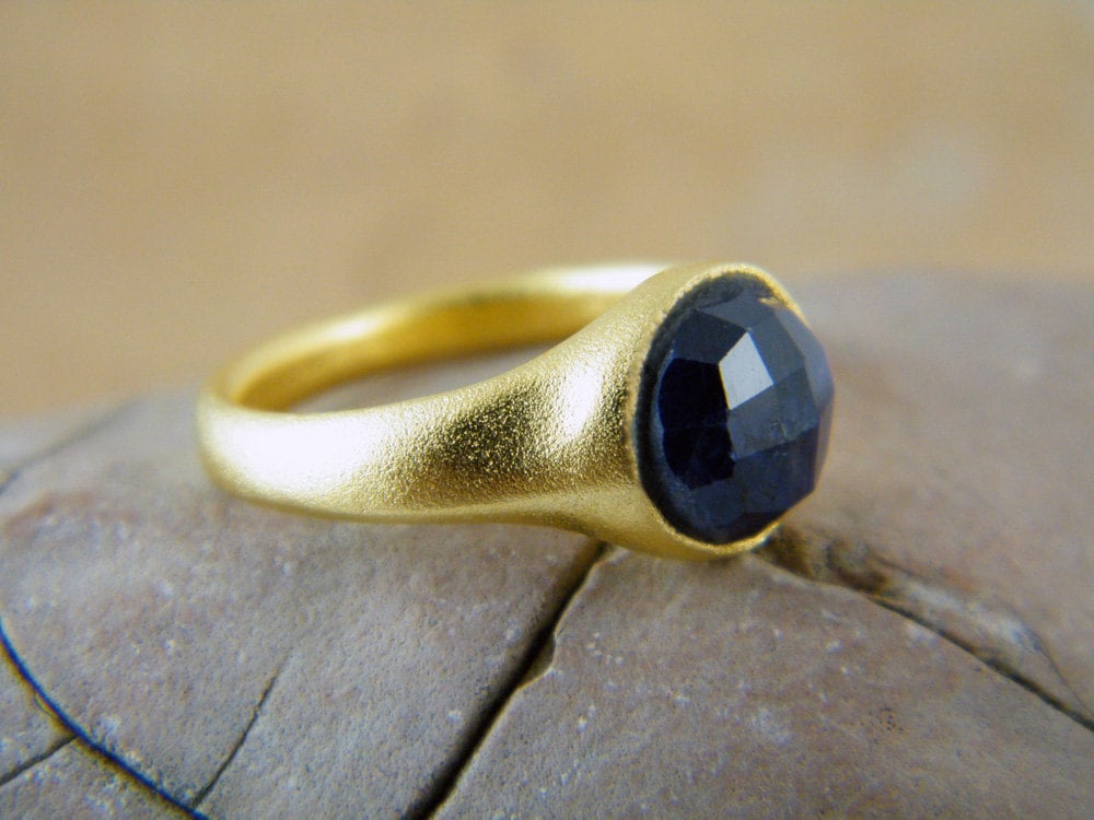 Blauer Saphir-Ring Gold Blau Ring September Brithstone Runde Saphir von AyalaVitkon