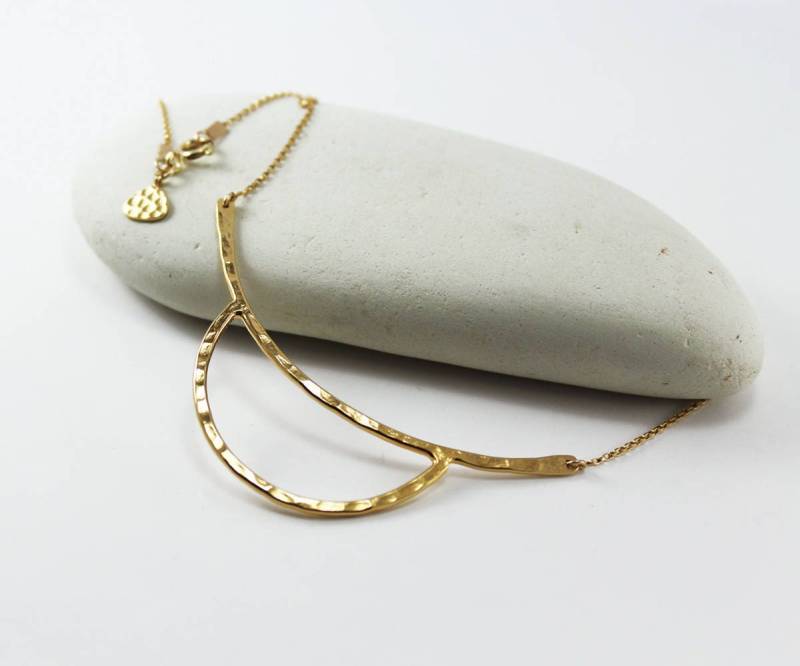 Gehämmert Goldkette Geschwungene Bar Halskette Smile von AyalaVitkon