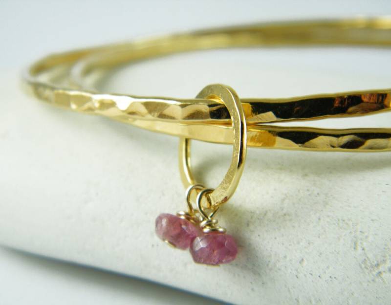 Gehämmertes Gold Armreifen Armband Set Bestehend Aus Zwei Edelstein-Armreifen von AyalaVitkon