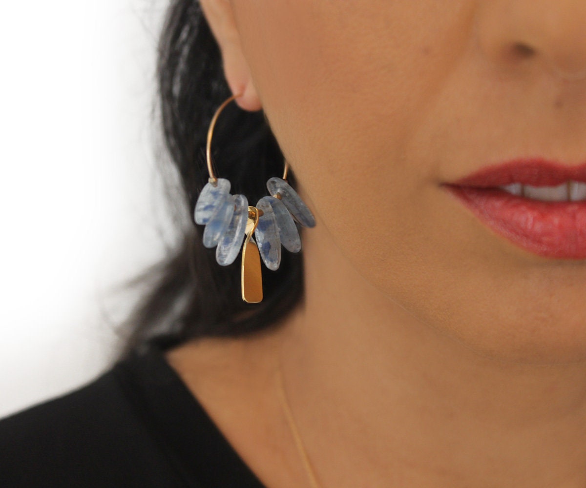 Kyanit Ohrringe Gold Blau Creolen Blauer Edelstein Boho Energie Schmuck von AyalaVitkon