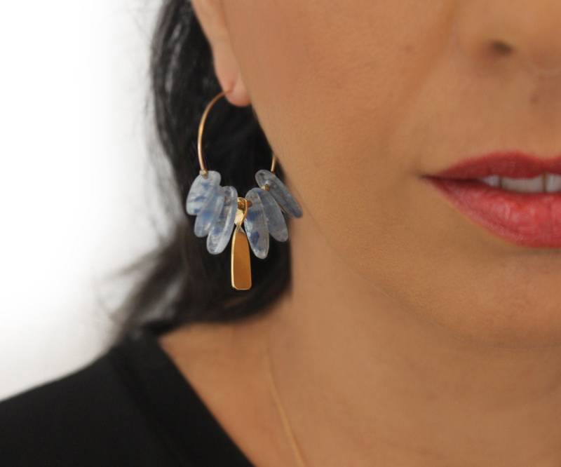Kyanit Ohrringe Gold Blau Creolen Blauer Edelstein Boho Energie Schmuck von AyalaVitkon