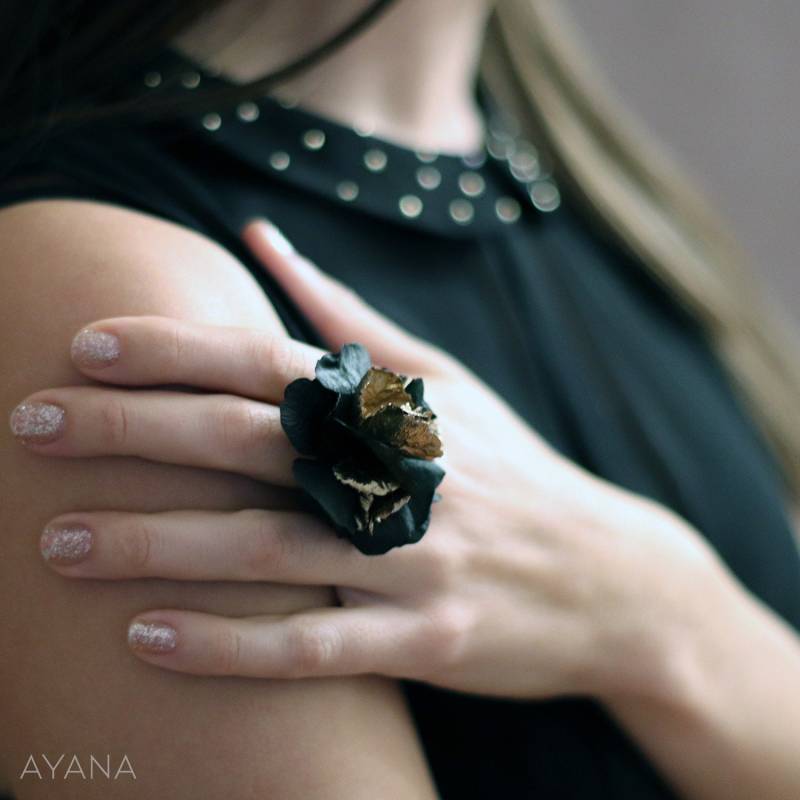 Iris-Ring, Stabilisiertes Blumenschmuckstück, Schwarz-Goldenes Party-Outfit-Schmuckstück Aus Stabilisierter Hortensie, Originelles Geschenk Für Sie Iris-Ring, Stabilisiertes Blumenschmuckstück, Schwarz-Goldenes Party-Outfit-Schmuckstück Aus Stabilisierter Hortensie, Originelles Geschenk Für Sie von AyanaFloralDesign