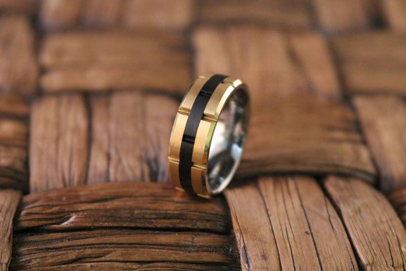Schwarz Und Gold Wolfram Ring Mitte Gerillt Seiten Wolframcarbid von AydinsJewelry