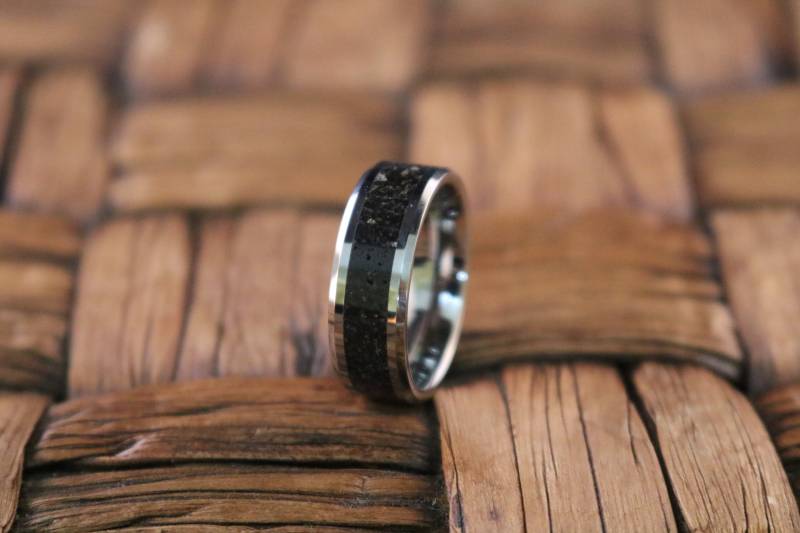 Wolfram Lava Rock Schwarz & Grau Inlay Ehering Abgeschrägt Poliert Finish 8mm von AydinsJewelry
