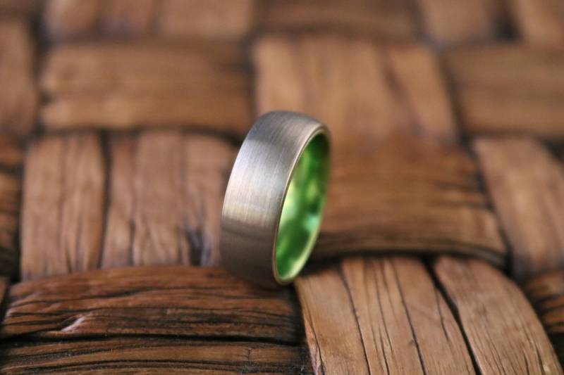 Wolfram Ring Grün Hochzeit Band Silber Gebürstet Säure Grün Mans Wolframring von AydinsJewelry