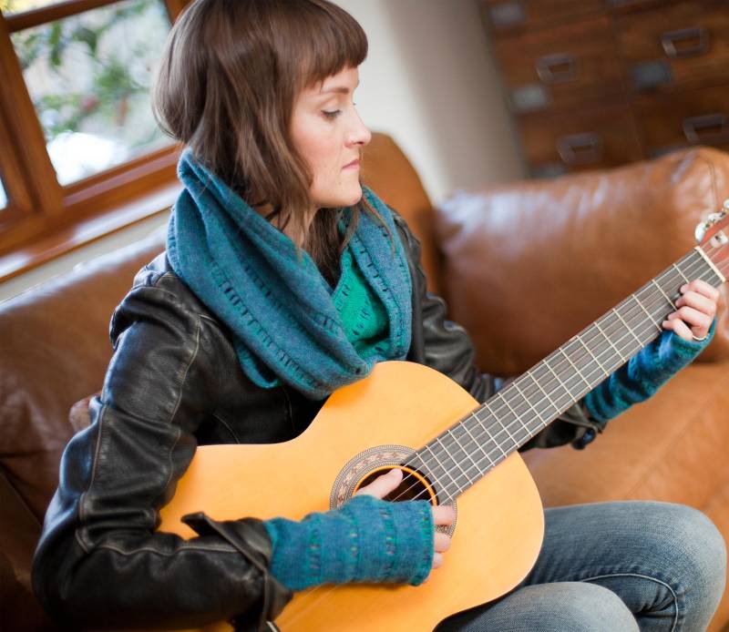 Wende-strickschal Und Handgelenkswärmer Im Set Denim & Grün von AyeshaWho