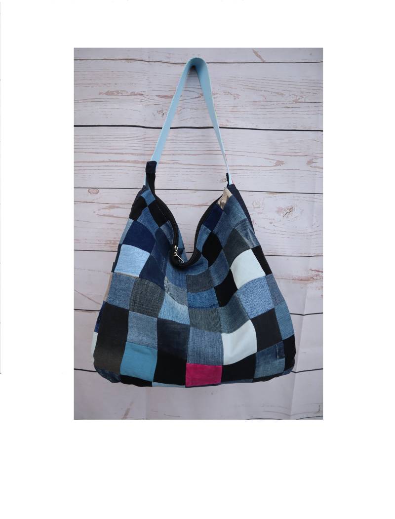 Patchwork Tasche Aus Jeansstücken Mit Breiten Schultergürtel Patchwork Tasche Aus Jeansstücken Mit Breiten Schultergürtel von AyinlaFashion