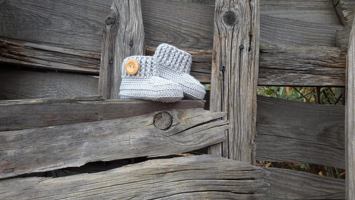 Gehäkelte Babyschühchen Mit Holzknöpfe, Neugeborenen Fotorequisite von AymineCanvas