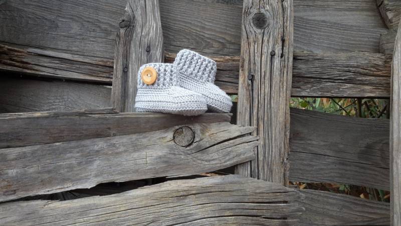 Gehäkelte Babyschühchen Mit Holzknöpfe, Neugeborenen Fotorequisite von AymineCanvas