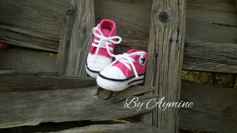 Gehäkelte Babyschuhe - Gehäkelter Tennisschuh, Babyschuh, Handgemachtes Babygeschenk von AymineCanvas