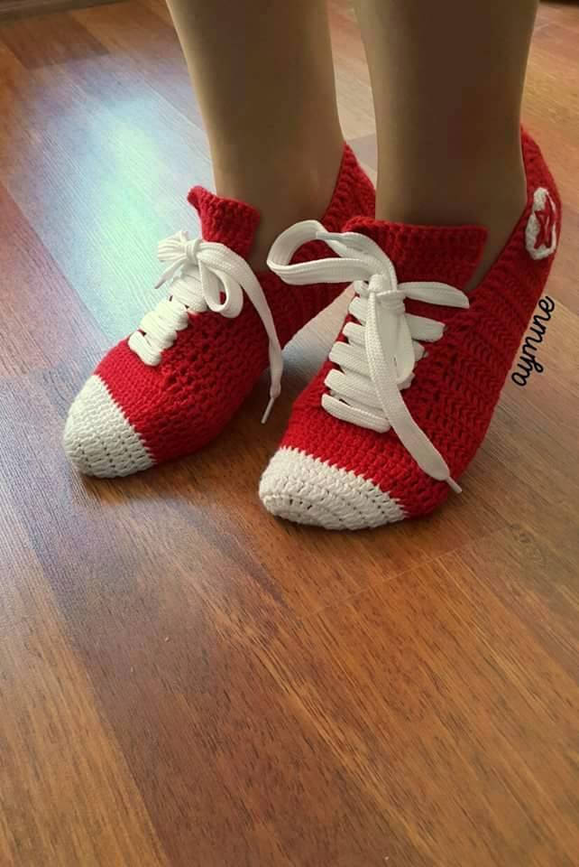 Gehäkelte Sneaker Hausschuhe, Gestrickte Winterstiefel, Weihnachtsgeschenk von AymineCanvas